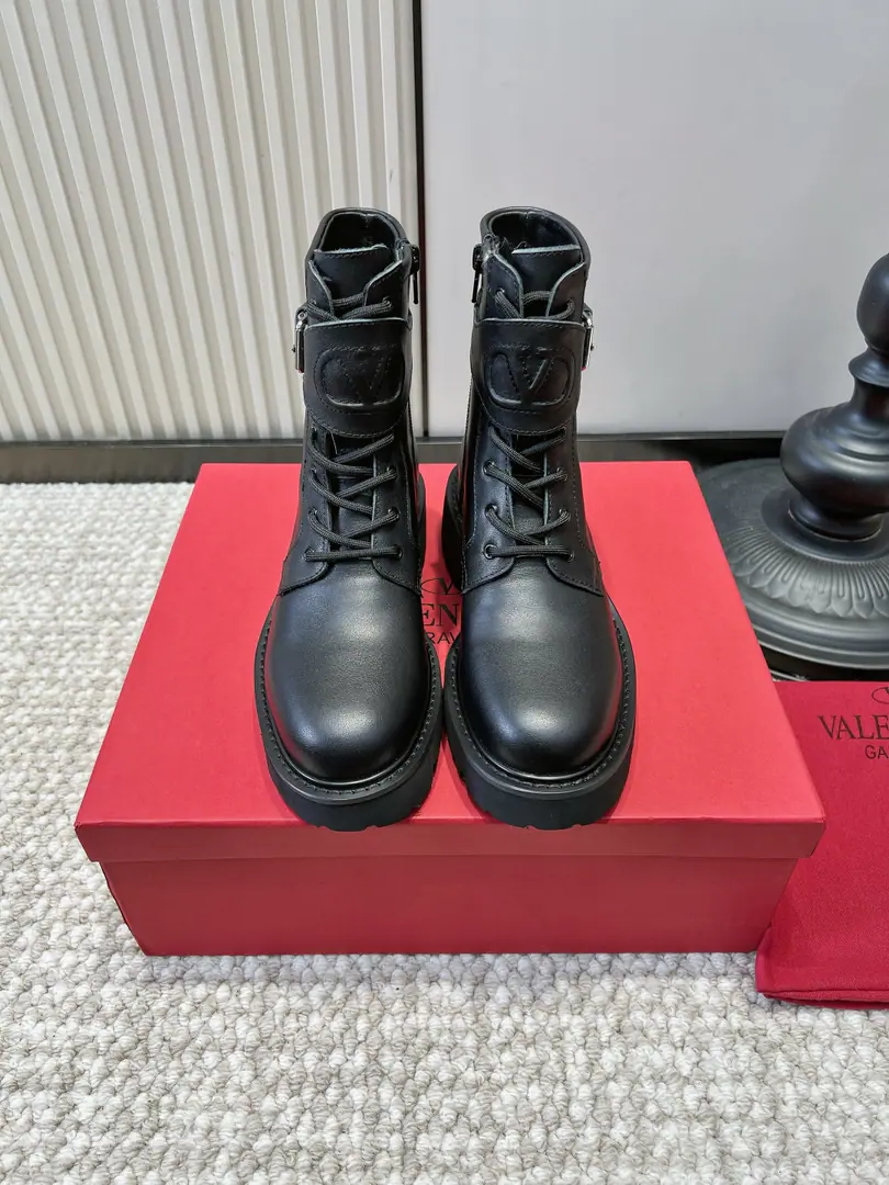 VALENTINO GARAVANI Valentino.VThe strips are zipped and the boots are thick and the boots are thick.26ss Cool, both of them.！Valentino Autumn Martin boots sealed the gods. The thinness of the black cow skin is full., The boot stamp is symbolic.VWord Identification, Tie the tape with side-side invisibility zipper., It's a combination of shape and ease. The thick teeth of the rubber slit their heights., It's not that bad. Medium-tock boots, sharp modifier for the calve line., We'll go with the man-straps., A leather coat., The long coats are full of air., Sweet and cool., The commuting winds can be easily managed., The Autumn Shoes cabinet just needs money.！ ▪Shoe.: Head-decked cow skin. ▪Foot.: That's a very soft cushion. ▪Otsumi!: Rubber Bottom ▪Codes: 35-39（40.41I'll make sure I don't change it.）