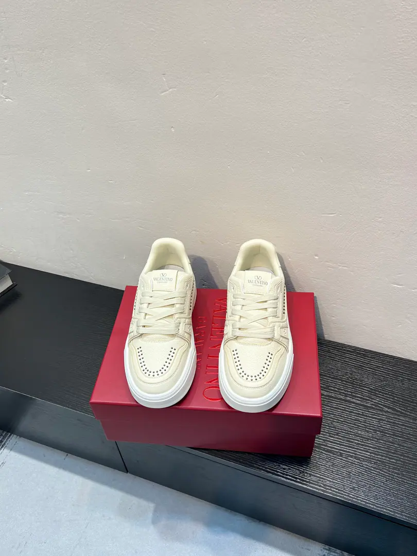 𝑽𝒂𝒍𝒆𝒏𝒕𝒊𝒏𝒐Valentino. 𝑶𝒏𝒆𝑺𝒕𝒖𝒅 Couples' sneakers. Valentino 2026The latest couple's sneakers. The star is the same. Fires are on sale.. OriginalZPReload and Dismantlement. Repeatedly retweets. Yes, sir.1:1Restore！Top luxury. Soft and cozy. Fashion and leisure. It brings a quality of excellence and grace. And the wonderful comfort of the upper foot. Top-level purchase version of shoe face: Import the cow's skin./Original oil side process Uchi.: In the skin of the watered cow. Otsumi!: Original development𝐓𝐏𝐔Double-coloured base Packaging: Original Configuration Full Packaging Codes: 35-44 （45 46Do it.） Customised (Autoscript-Unmarked orders）