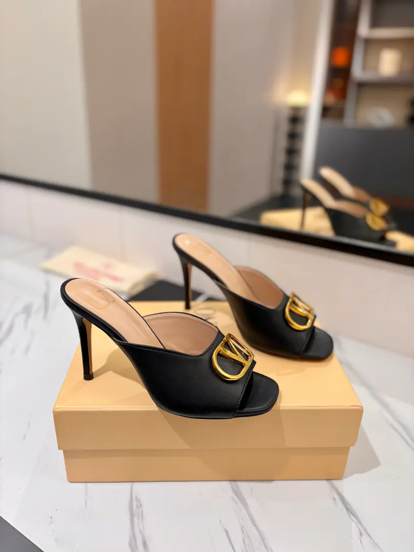 Plant price: ValentinoValentino. GARAVANI VLogo ♪ Toe-toe-toe-toe ♪ Muller shoes. One word for slippers. MetalVLOGO VDetonation elements, A full sense of excellence.！ Shoe.: Bullskins. Uchi.: Lamb skin. He's tall.: 10CM Otsumi!: Italian skin. Codes: 35-39（34.40.41.42Do it.）