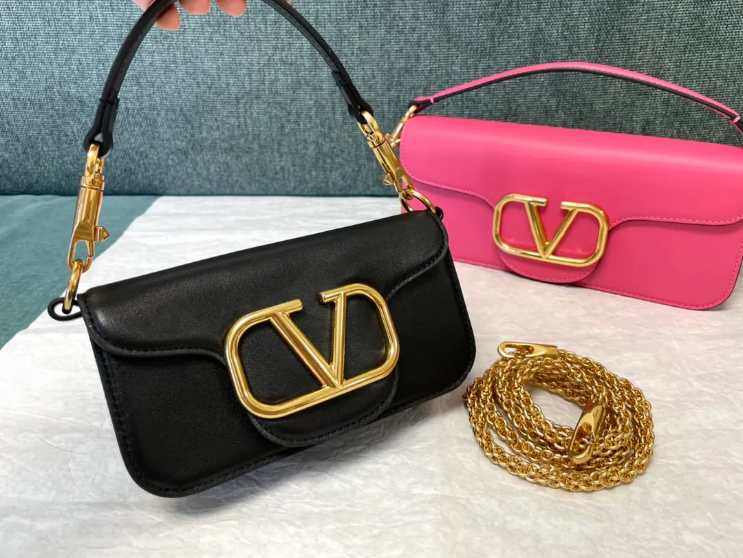 Batch. Valentino Garavani MINILOCCow-skin handbag., MetalVLogo SignatureDetails With undreatable lifters and undrewable slide chains, ♪ And I can't bear ♪, Slash or handheld The old effect treatment parts for the old brass. Magnetic button opening Model▪️1133S Dimensions: 20x 11x5cm