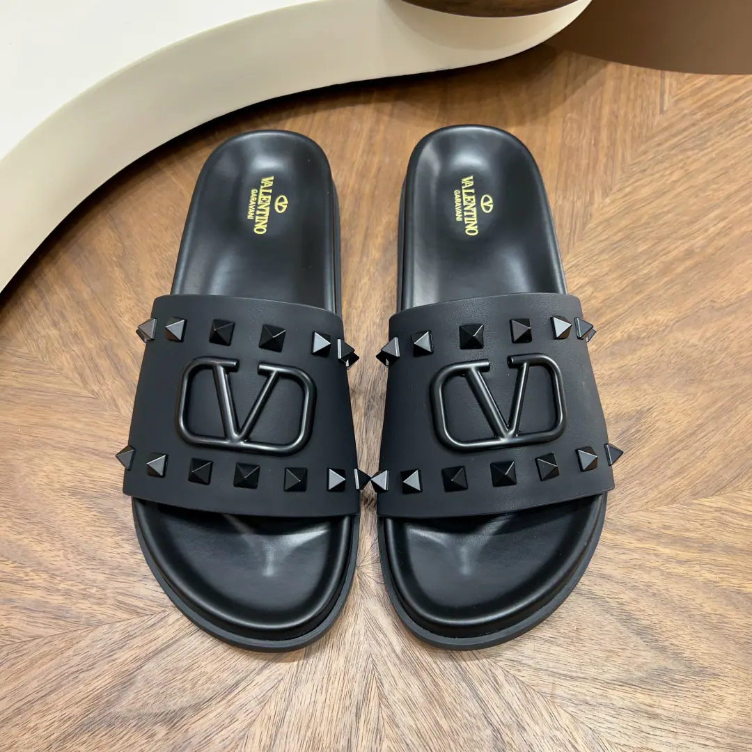【VALENTINO】 Size: Men39--44（38.45.46Do it.） 2026Spring cabinet is synchronized with Valentino's nail slippers. Material: Quality leather shoes.+Brand-stamping process+Slip and grind the bottom. Design bright spots: Double-stringable design, Brand-only tattoo., I'm comfortable with air., I'm a little bit of a slob.～