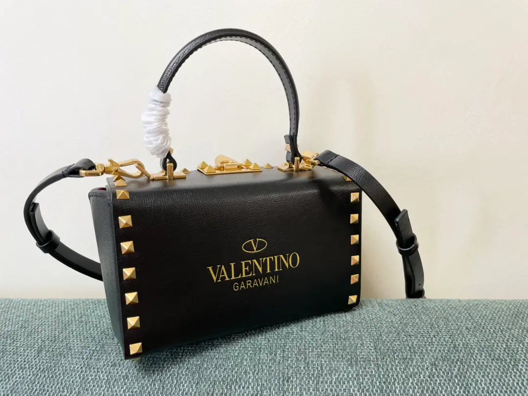 Batch. 🆕Model#4400 Box. Valentino Garavni Rockstud AlcoveParticle cattle suitcases., The old hardware is a piece of brass., - Clips., Disassemble shoulder belts Internal: Slide bags and three knobs., Back stamp.LOGO Dimensions:19x12x8cm（With original box）