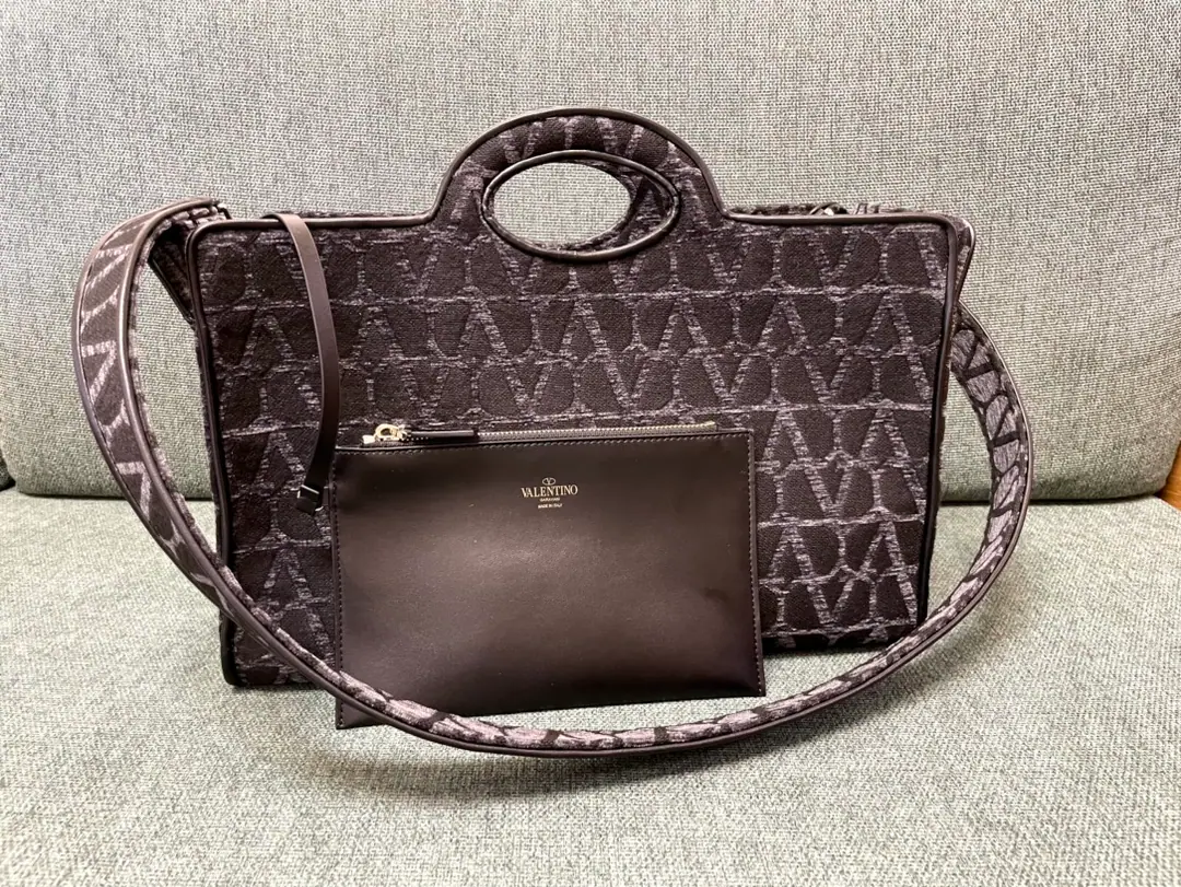 Batch. Upgrade original order quality❤️Valentino toteVSigning of the sheep skin and fabric tot bag. The shopping bag was designed to remove shoulder belts and double leather handles., You can take it with you. Back. Pyramid gold-based distribution Dismantled shoulder belts and double leather handles. You can take your leather hands off and take your bag. VIn the label fabric. Model: 2023Big number. Dimensions:Kuan40xHigh25xDeep17centimetres