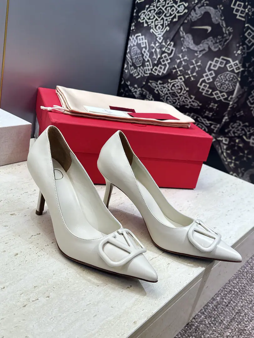 Plant prices(Full plane box.) Top Valentino Spring and summer classic fashion women's shoes. Valentino.logoThe hardware is high and the sharp one is single. Material: The shoes are in the skin of the cow./Importing cow skin+In the skin of the sheep.+Italy is a big-ass country. He's tall.:8CM SIZE: 34-42(34.40.41.42Custom without re-offer）