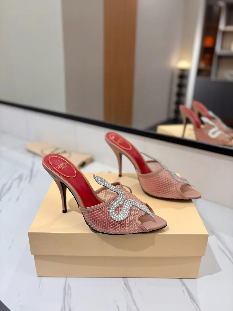 Plant price: Valentino Valentino has introduced a new version. New paragraph“Cœur Vipère”Muller's shoe is selected for leather made in Italy., - We're using pointy toes., A snake with a glitter.🐍A crystal-shaped dress., The beauty of the brand.💖💖 Shoe.: Imported cattle skin Otsumi!: That's a big one. He's tall.: 10cm Codes: 35-39【40, 41, 42I'll make sure I don't change it.】