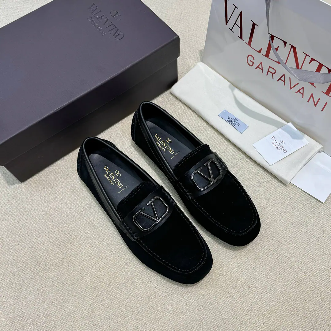 Minoru. 【VALENTINO】Valentino is a big fan of beans shoes., The network is open., The O.S.A. designed a simple, high-end atmosphere., Quality is trustworthy., Original plant configuration, Italian imports of cow flour, All imported water- dyeed cattle stubs., Shoes under the sole.: The original factory is super comfortable with the original base., The original factory and the single.🙏The upper feet are so cozy., Tide Man Customized, The first of the driving series., Codes: 38-45（46Do it.）