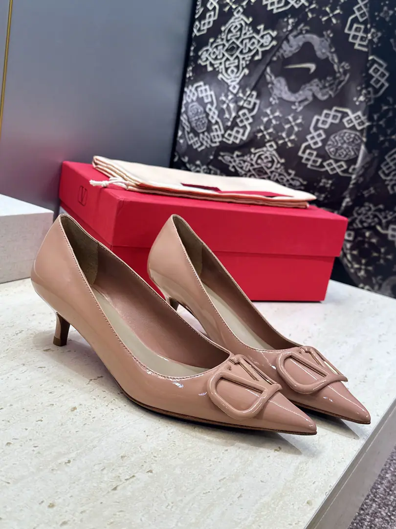 Plant prices(Full plane box.) Top Valentino Spring and summer classic fashion women's shoes. Valentino.logoThe hardware is low and the sharpest one is single. Material: The shoes are in the skin of the cow./Importing cow skin+In the skin of the sheep.+Italy is a big-ass country. He's tall.:4CM SIZE: 34-42(34.40.41.42Custom without re-offer）