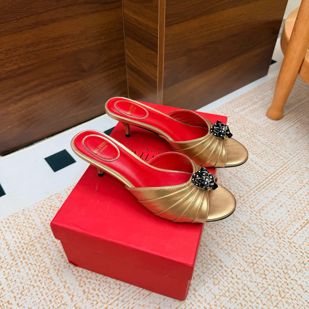 Valentino High heels💗Loved sandals. A beautiful quality.⚠️ It's a great match., Wear it any season.💜 Valentino is a new fashion charm. To continue the super high and design., I'm a big fan of the world's famous fans. The million fans are showing their love., Best sales at sea and abroad The domestics are out., Top Version Candy color., Every color is beautiful. Shoe.: Bullskins. Uchi.: Import of sheep skin Shoes under the sole.: That's a big one. He's tall.: 5cm Packaging: Full original package Codes: 36One.42Code（40, 41, 42I'm not gonna change.）