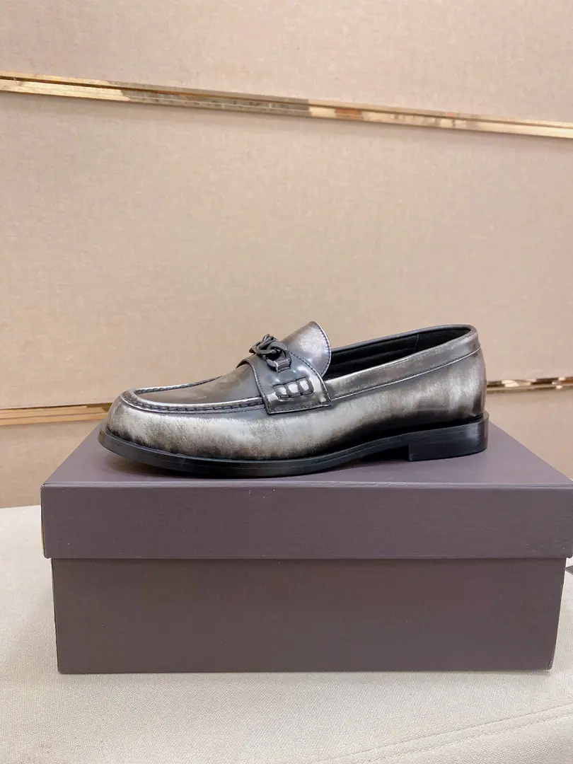 Plant prices: Valentino Valentino. New man.V logoMicrobills, business recreational shoes. This is a De Beerford shoe made of imported leather., It's light., Cool style., Shoe-faced.logoButton, Show me the big card.！The new urban trend between lines is evident.. The shoes are full of roundness., The rubber-floped soles and the triple-breeded leather line are mutually reinforcing.. Very stylish., In the skin of Ben's cow., That's a real leather cushion., MarklogoDecoration, Jane is not lost in the atmosphere., Euro-American Classic Easy Style, The upper foot is perfectly comfortable.. Size: 39-44（38.45.46Make a reservation.）