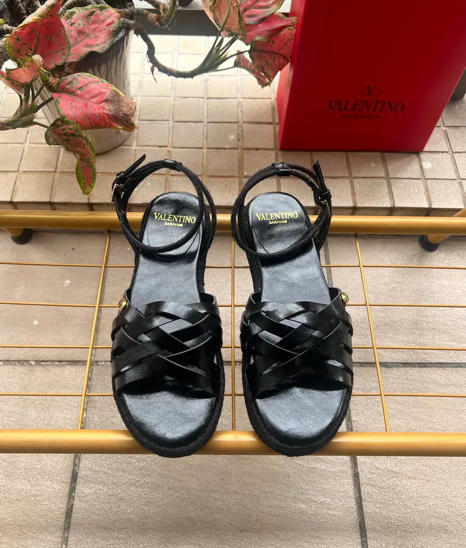 Valentino Garavani /Valentino. Roundhead knittingVI'll take a new sandal.🩴Fishermen's shoes. VThe gold pin logo. ppShit. He's tall.2cm Rubber Bottom Italian manufacture 36-41