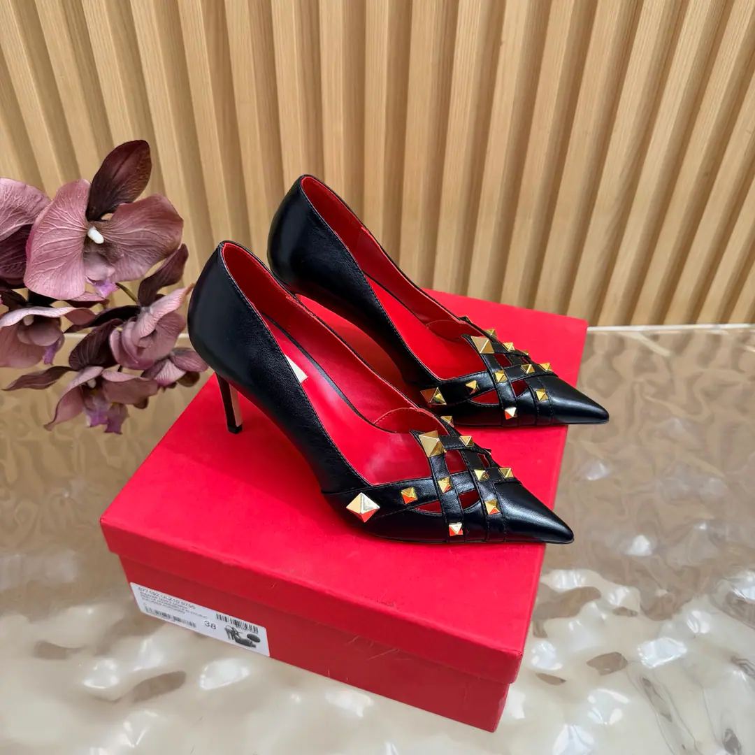 2026♪ Take the stuns and the heels ♪ Valentino High heels💗Loved sandals. A beautiful quality.⚠️ It's a great match., Wear it any season.💜 Valentino is a new fashion charm. To continue the super high and design., I'm a big fan of the world's famous fans. The million fans are showing their love., Best sales at sea and abroad The domestics are out., Top Version Candy color., Every color is beautiful. Shoe.: Bullskins. Uchi.: Import of sheep skin Shoes under the sole.: That's a big one. He's tall.: 9cm Packaging: Full original package Codes: 36One.42Code（40, 41, 42I'm not gonna change.）
