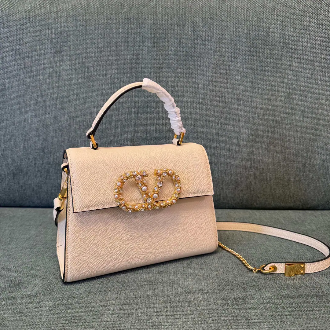 Batch. Pearls are so white. 🆕Model0531 Valentino Garavani VSLING |Valentino.|💼 The match can extend the strap and handle., ♪ Shoulder ♪, Slash and handheld switch like a man.. Metal fittings magnetate cutter, Matching markerslogo Reconciling leather shoulder belts, Cover your feet., Napa leather liner.. Internal: 2 A partition., - Puncture. 1 A zipper pocket and... 1 A flat open bag. Mini-size.: 22x16x9cm