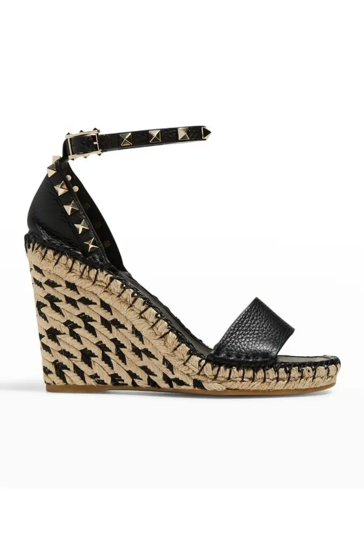 （Official Chart） Valentino Garavani Skins of oxen and heel and sandals. Metal-effect process processing nail decoration Special comb-and-coated lined up the slopes and... A twig to adjust the skin belt of the calf. The slopes and the waterproofing stations. Italian manufacture 35-41