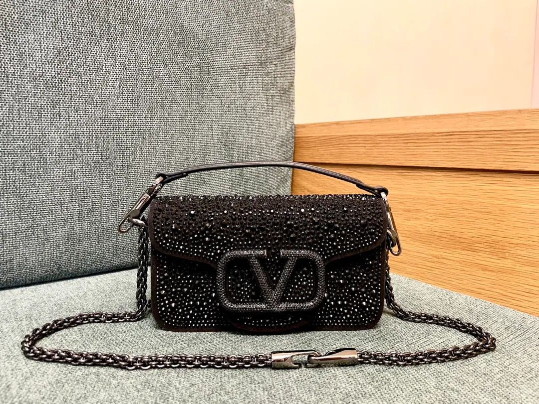 Small. ❤️Model: 1134 The drill is black.▪️The drill button. Valentino Valentino's leather handbag.👜Put the armpit in your bag. ▪️The old effect treatment parts for the old brass. ▪️Magnetic button opening ▪️Skin liner. ▪️Small: 20x11x5cm