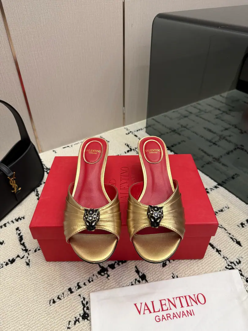 Valentino/Valentino.26WFNew Spill-head heels. The sharp line is a fine contour of the foot. SmallVGold tags for the shoes. Ratio of length length to length ♪ High and smooth every step of grace ♪ Classic red bottom recognition. It's easy to get a teleport. The naked and the black are cool. The upper foot is to be lifted immediately. You're not tired of walking. The fratricidal romance is hidden in detail. Summer shoe cabinets must be treasured. It's a lot of styles and styles. I'm not sure how much I'm gonna get. The classics that never regret starting. Details show the heart of the brand. It's easy to create a sense of excellence that doesn't take much effort. The price of the treasured shoes. I'm gonna be a little more elegant than I thought. The upper foot is white and thin. It's a match for both work and date. Quality and face The Warrens must be a fine one.！ The fabric is custom-made for cattle skin. The inside feet are all sheep's skin. Italian imports are so thick. size: 35-39（40/41Custom）