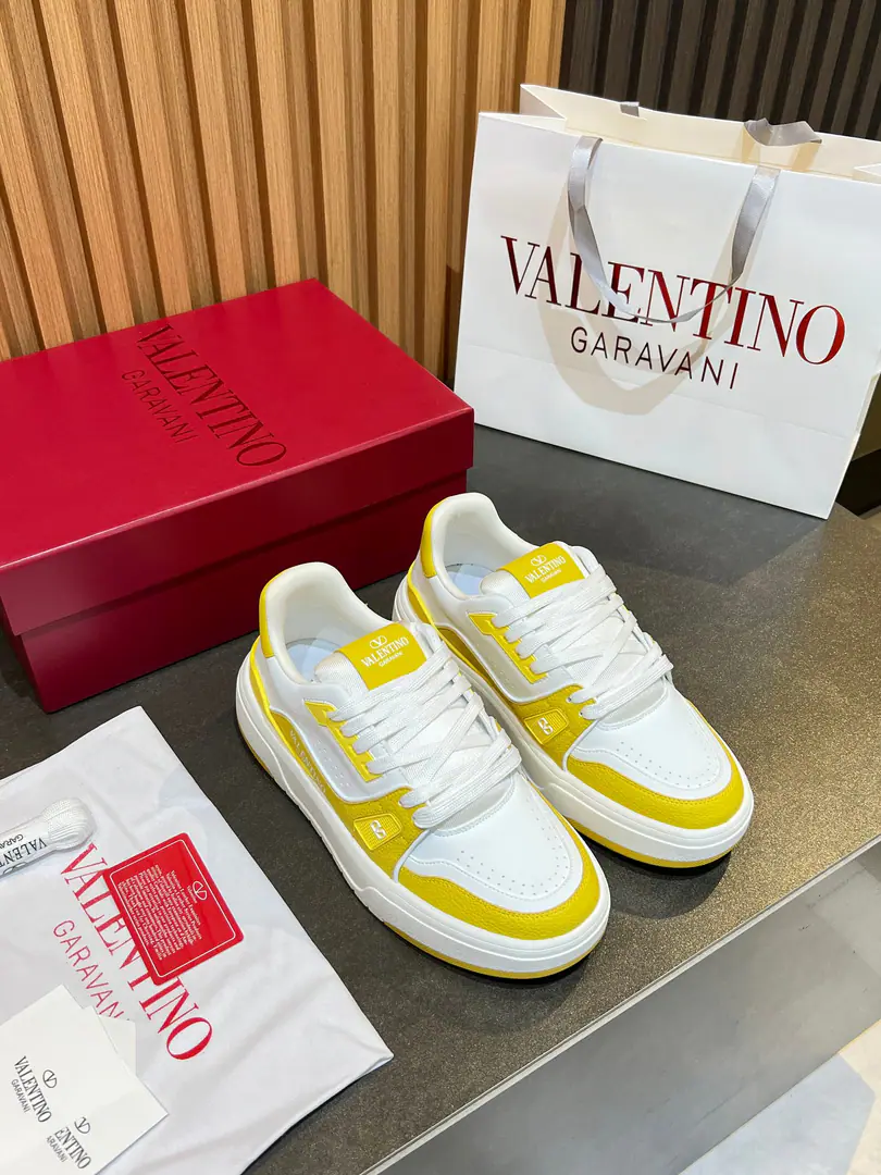 Minoru.🎤🎤VLTNWarren. 𝑶𝒏𝒆𝑺𝒕𝒖𝒅 Couples' sneakers. Valentino 2025New couple sneakers. Fires are on sale.. OriginalZPReload and Dismantlement. Repeatedly retweets. The strength is one-to-one.！Top luxury. Soft and cozy. It brings a quality of excellence and grace. And the wonderful comfort of the upper foot. Otsumi!: Original development𝐓𝐏𝐔Double-coloured base Packaging: Original Configuration Full Packaging Codes: 35-46