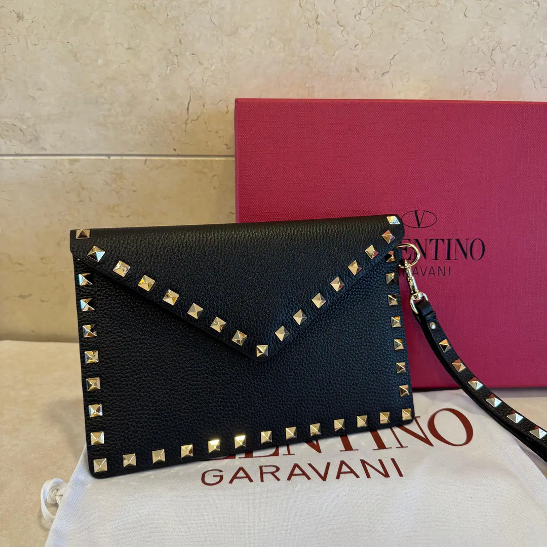 Batch. Kink.❤️ valentino Miss Valentino's classic nails were turned over the envelope bag. Cow leather. Dimensions: 22.5x15.5cm Model:1139