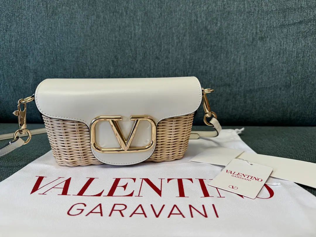 Batch. White➡️Summer brand new.▪️valentino Valentino made a small slant bag., The original cow skin is mixed with the sandy skins in the inside., A bag.💌It's a lot of capacity.❤️ Shoulder length▪️ cmAdjustable Dimensions: 21.5x10x 6cm Model: 5211