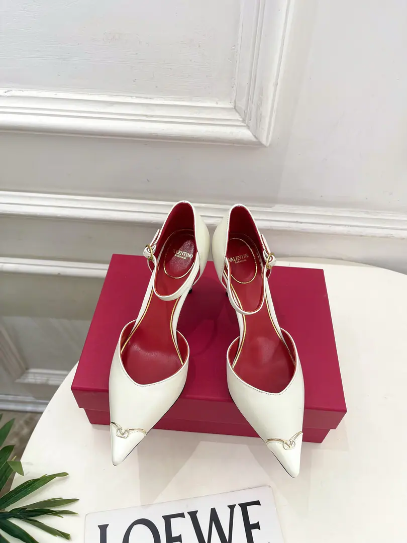 Valentino Valentino. 26𝐬𝐬 2026Autumn and winter brand new. Small MetalVThe stumps are high and empty. New☑️ Valentino Garavani It's a classic.“Roman Stud”The series was launched in a completely new interpretation.！The latest gold.VDetonation elements A full sense of excellence. ！BSFashion is a blast.～ Shoe.: Original custom-made cow skin Uchi.: Imports of sheep's skin Otsumi!: Italy is a big-ass country. He's tall.: 8.5cm Codes: 35-39（40.41I'll make sure I don't change it.） Plant prices Numbering: 2608045