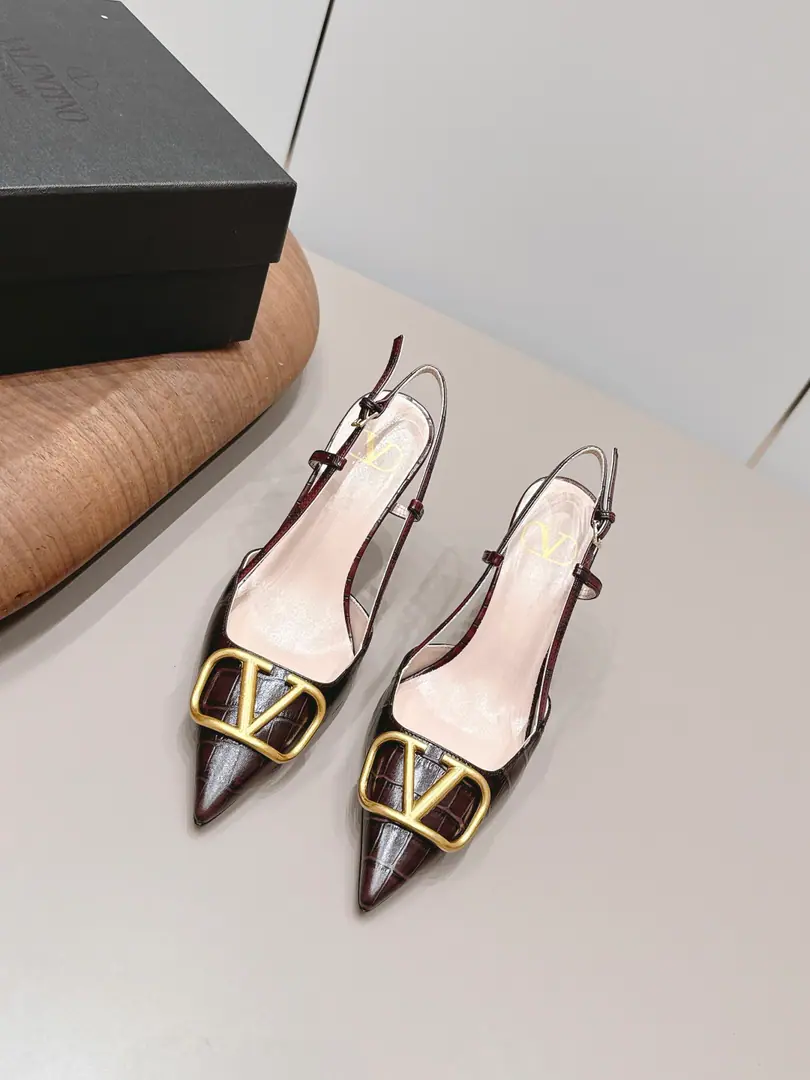 Get out of the factory.: 《Unique top version》 VALENTIN*OWarren.*Tin-no!26vsSpring and summer's latest fashion shoe series.…… 【The stumps are empty.】 Miss Valentino loves Jane and can't resist it., The combinations show a different style of dress., Free to shine.⚡Follow the Eurasia style.！！！ The top-level processors are perfect., You can compare the cabinet with any details., Best-class top-class., You can come in and out of the counter.！！ ❶Fabulous.: Original custom-made cow skin ❷Uchi.: Original customized sheep skin ❸Foot.: Original customized sheep skin ❹Otsumi!: The original custom is really big. ❺He's tall.: 8.5cm ❻Codes: 35-39（40.Custom without re-offer） ❼Packaging: Original package ☀Colours: Synchronise update of the network