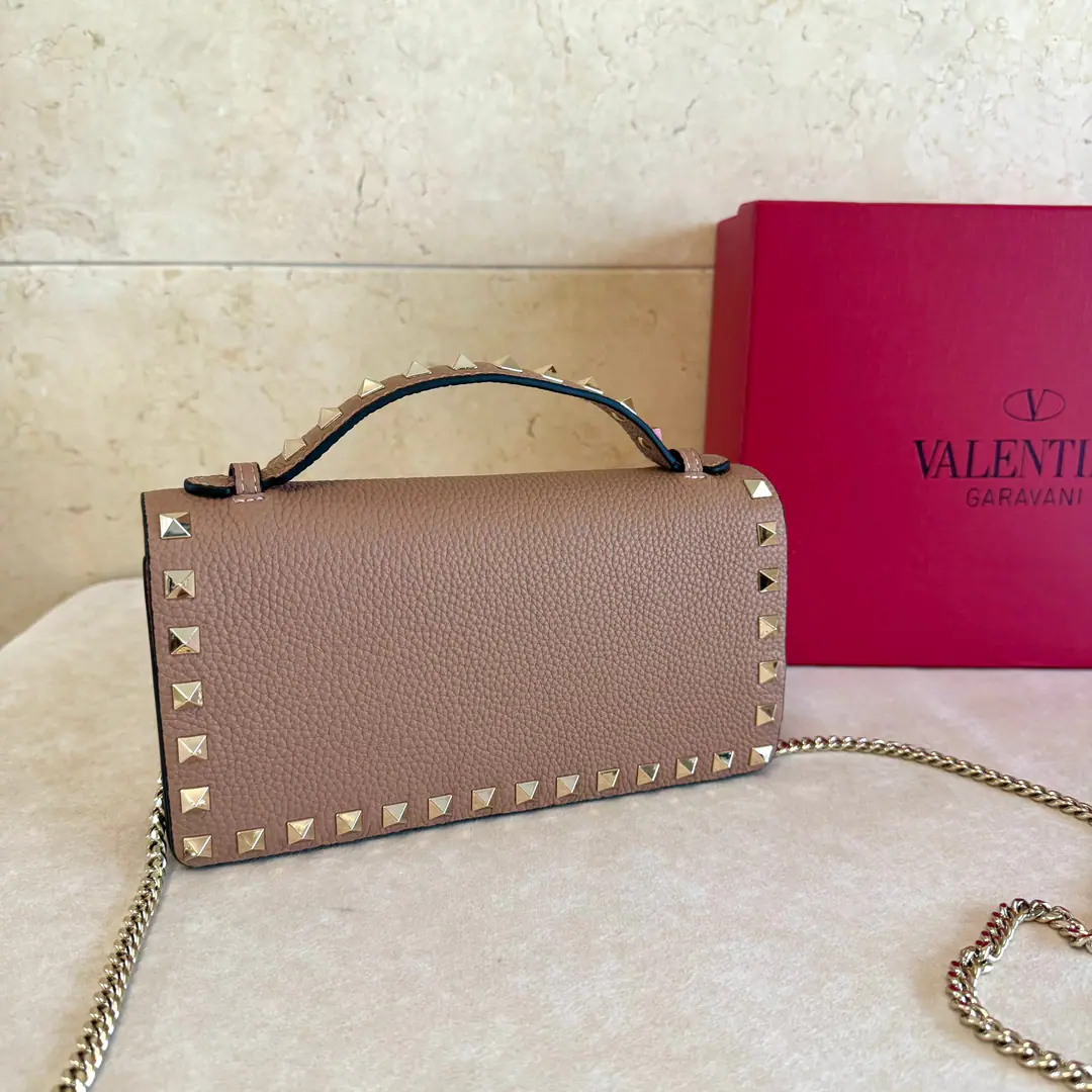 Batch. Naked powder. VALENTINO🍃 Valentino. A small handbag with a small envelope. Metal process effect treatment nails and accessories Magnetic button opening A zipper pocket and a slot inside. In the leather line. Dismantled straps. Dimensions: Kuan21XHigh10.5XDeep4centimetres Model: 3088