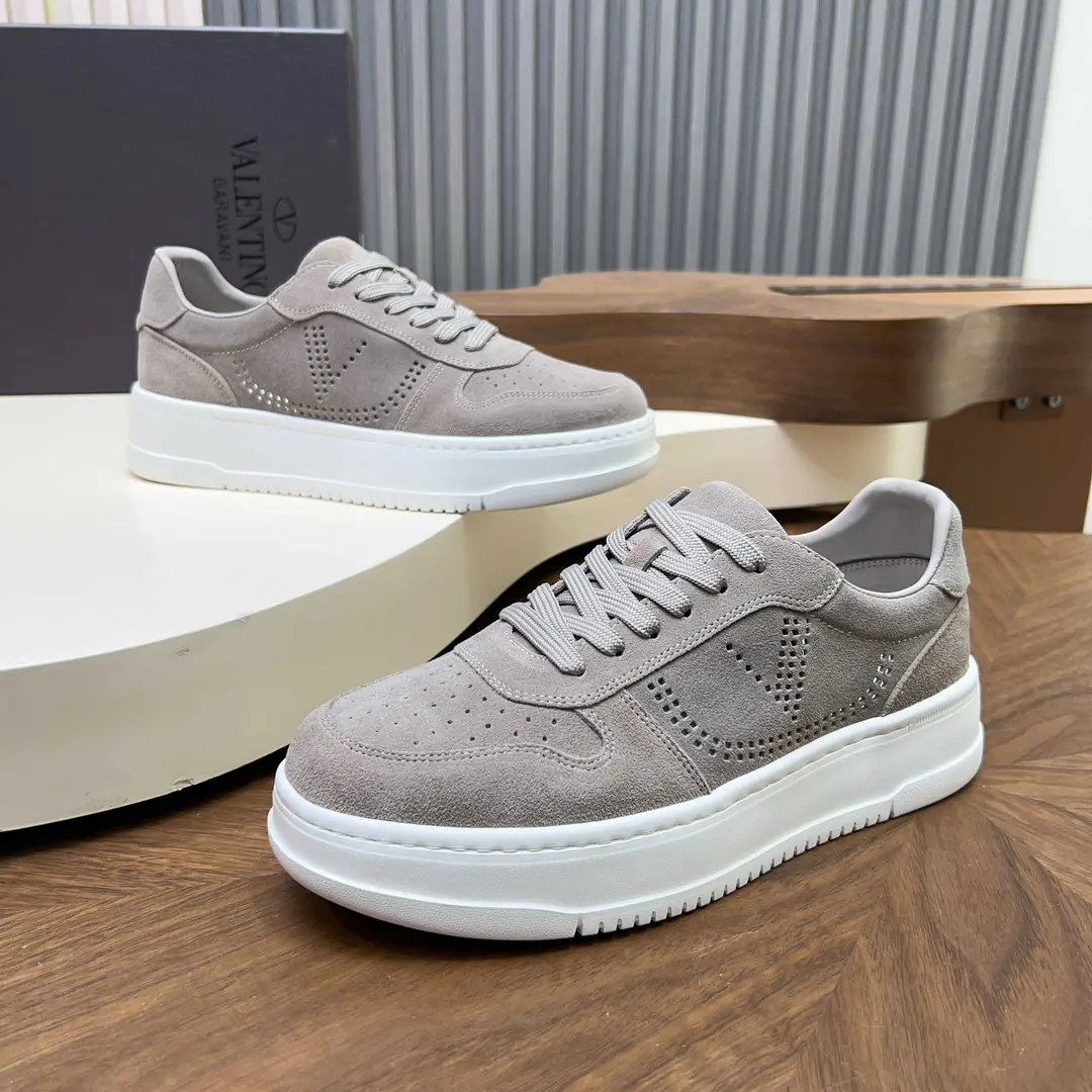 . Encoding: YS003848 Valentino/Valentino. Men's classic low-end leisure shoes. The sneakers are made of soft little cow skin and fury cow leather., The skin is soft and delicate., External sideVLOGO SIGNATUREThe punch details., Shoe head punches., New Fashion, I'm comfortable with air., In the fabric., With a plaque., Light rubber, large base., Slipperproof., The feet are light and comfortable., Fashion and fashion., Full package！ Codes: 39-40-41-42-43-44（38/45You're not going to be able to buy back.） The cargo.: T1021Hit the hole.