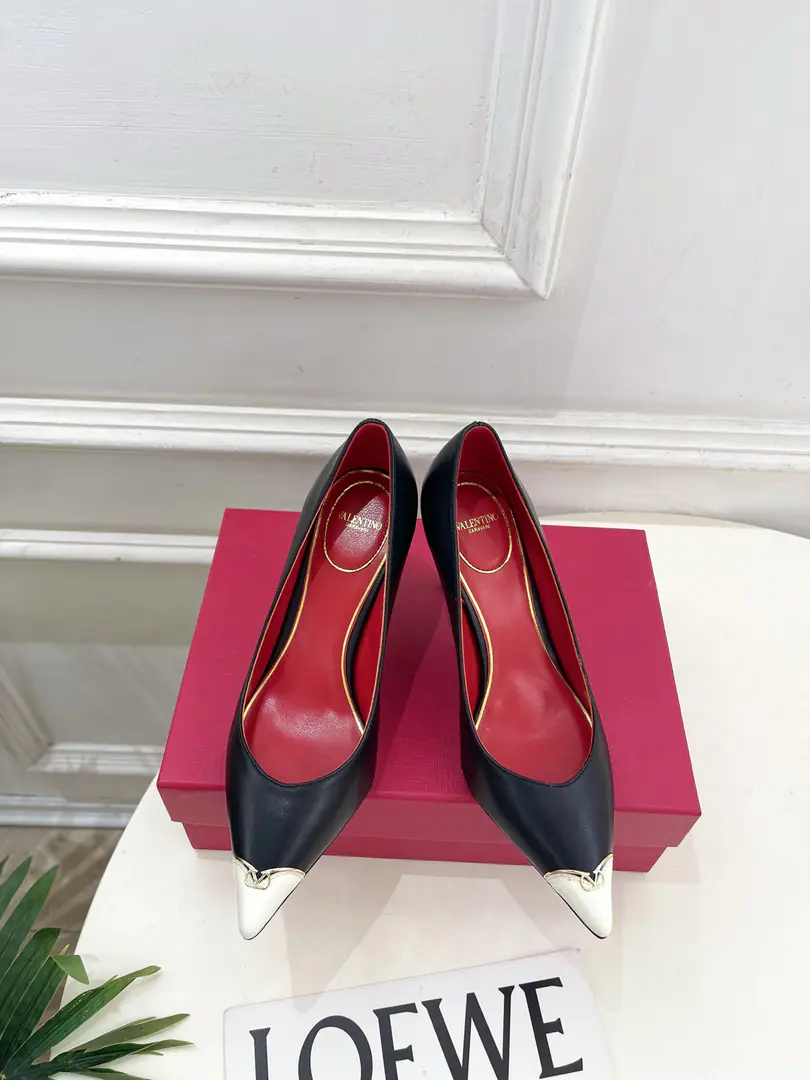 Valentino Valentino. 26𝐬𝐬 2026Autumn and winter brand new. Small MetalVSlips, heels. New☑️ Valentino Garavani It's a classic.“Roman Stud”The series was launched in a completely new interpretation.！The latest gold.VDetonation elements A full sense of excellence. ！BSFashion is a blast.～ Shoe.: Original custom-made cow skin Uchi.: Imports of sheep's skin Otsumi!: Italy is a big-ass country. He's tall.: 8.5cm Codes: 35-39（40.41I'll make sure I don't change it.） Plant prices Numbering: 2608045