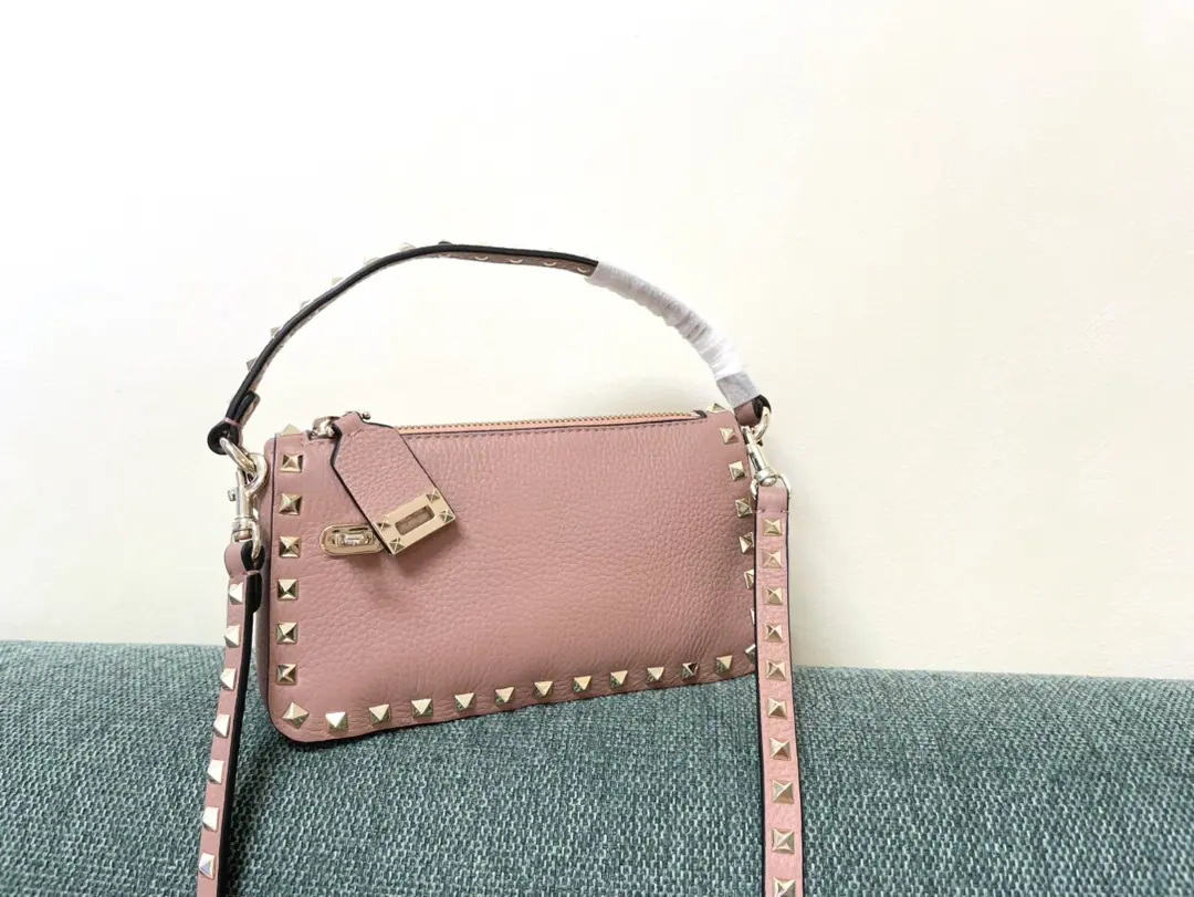 Batch. VTNew little handbag. Model: 5500 Dimensions: 19x13x7cm Valentino Garavani Rockstud A small, small, small, small, slanted, little cattle.,The iconic hook-tocking design has been re-explored., The treatment of the nails and the fittings for the metallic process to stop the zipper pulls.: Zipper and hook-buttonable., Dismantled shoulder belts.