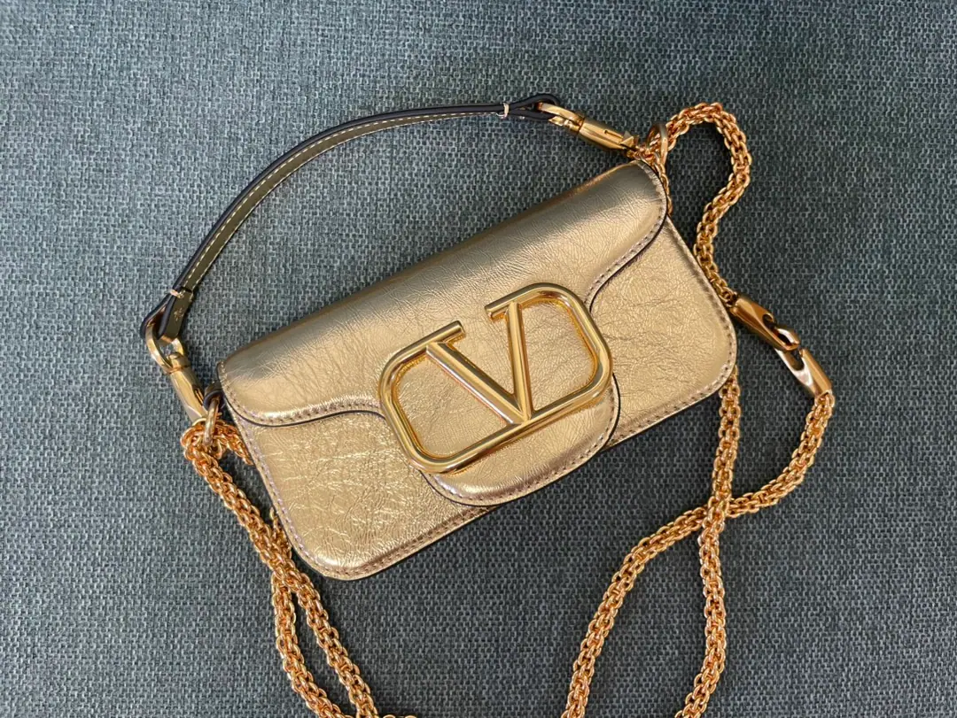 Photo lot. Valentino Garavani MINILOCCow-skin handbag., MetalVLogo SignatureDetails With undreatable lifters and undrewable slide chains, ♪ And I can't bear ♪, Slash or handheld The old effect treatment parts for the old brass. Magnetic button opening Model▪️1133S Dimensions: 20x 11x5cm
