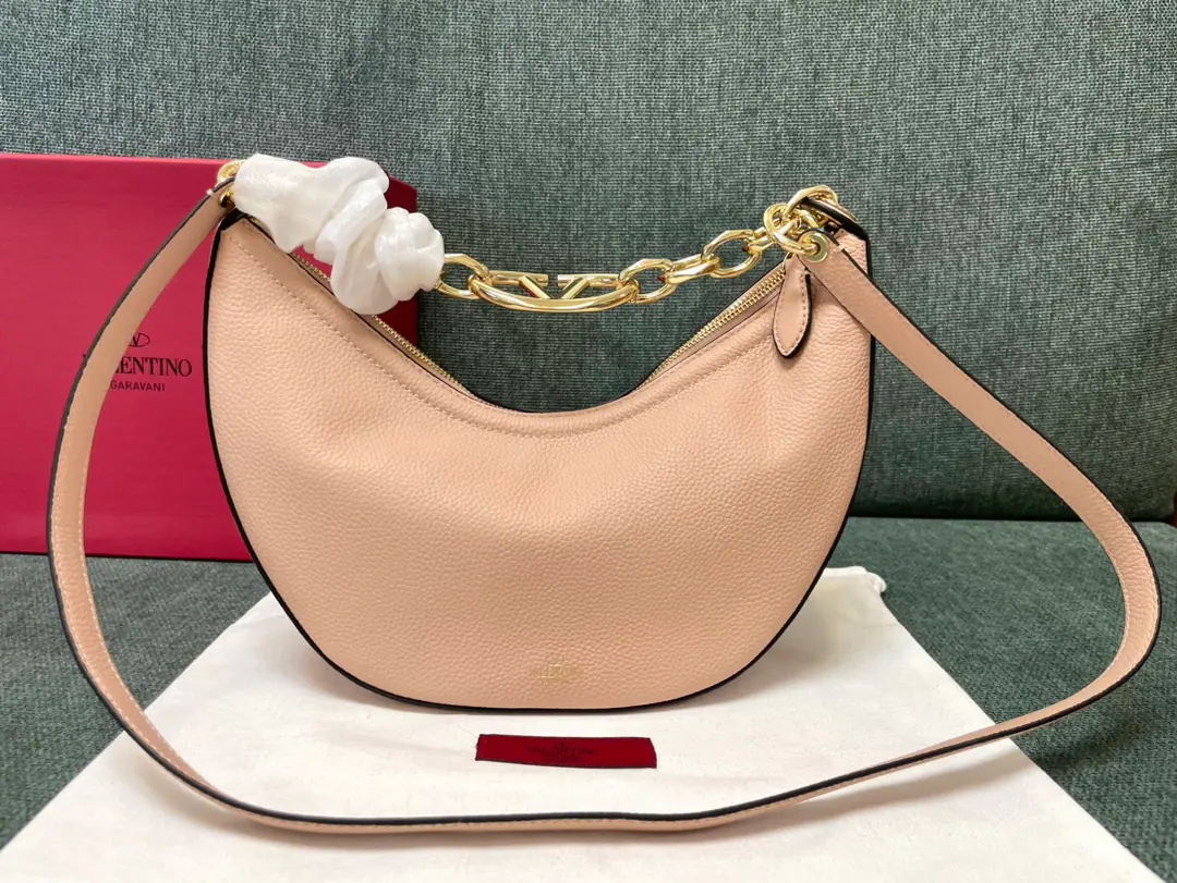 Batch. Get on the new one.: 0003❤️ Moon bag VALENTINO GARAVANI VLOGO MOONA small-size chain leather. HOBOHandbag.. I'm going to be able to get a chain and a disassemble leather shoulder., This bag is slanted and can be carried.. Gold-coloured chains and accessories -Detachable leather straps. -- We're going to pull the chain. Soft sheep liner., It's got a pocket full of a sticker. Dimensions:29x23x11cm