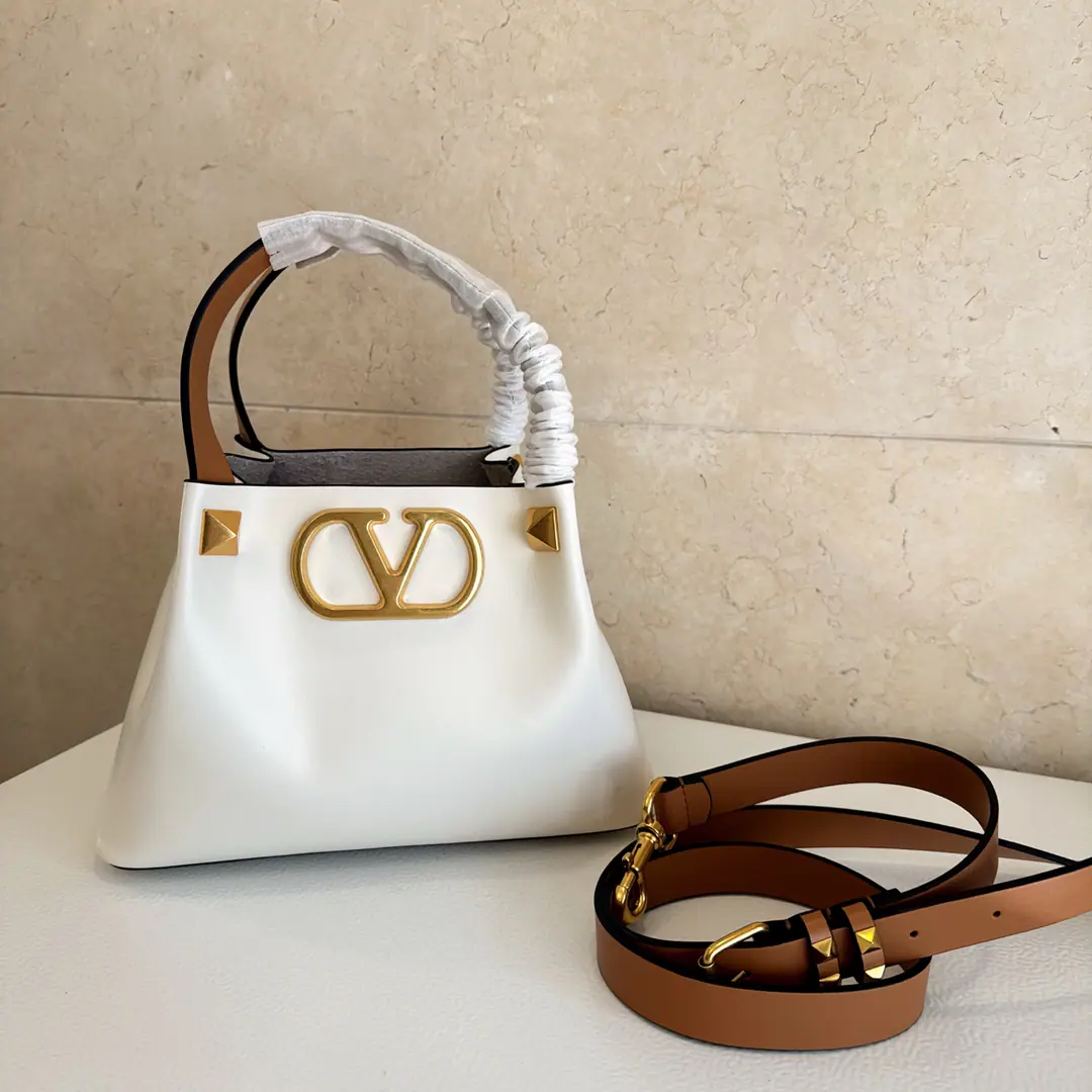 Small. 2026Summer shopping bags.🍃 Model:0099❤️ VLOGO ValentinoValentino. New cattle skin shopping bag., Totbag.toteBags, Garavani Escape Bags., Retro brass reprocessing nails and metal accessories Dimensions: 25✖️18✖️12cm