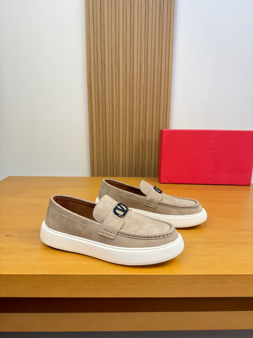 【 VALENTINO】Valentino. High-end quality Original List·The leisure movement is a stomping foot. Shoe.: Original🔝Anti-feathers., Shoe tongue..Artificial stitching of Mark Line, Brand metal buttons and cross-arms decoration Uchi.: Water-tied cow skin. Otsumi!: It's so light.TPU·Bubbles. Form Super-high-quality control.·- I'm doing a little work.: Highlight(High-end·- How expensive.·Slot) Size: 39-44（38.45.Make a reservation.)·9355