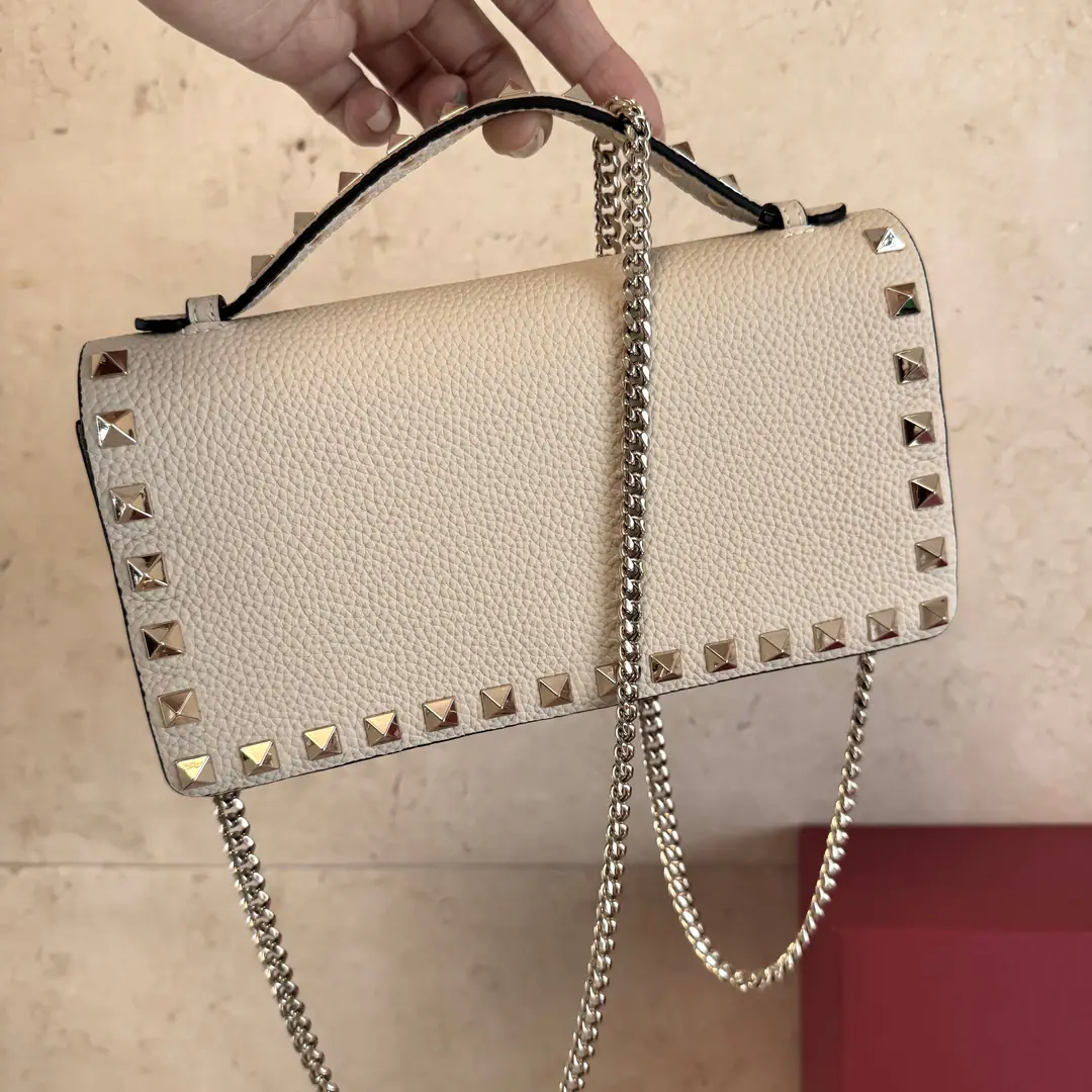 Batch. White VALENTINO🍃 Valentino. A small handbag with a small envelope. Metal process effect treatment nails and accessories Magnetic button opening A zipper pocket and a slot inside. In the leather line. Dismantled straps. Dimensions: Kuan21XHigh10.5XDeep4centimetres Model: 3088