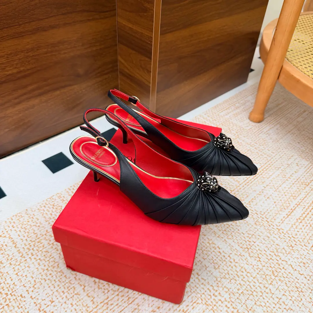 Valentino High heels💗Loved sandals. A beautiful quality.⚠️ It's a great match., Wear it any season.💜 Valentino is a new fashion charm. To continue the super high and design., I'm a big fan of the world's famous fans. The million fans are showing their love., Best sales at sea and abroad The domestics are out., Top Version Candy color., Every color is beautiful. Shoe.: Bullskins. Uchi.: Import of sheep skin Shoes under the sole.: That's a big one. He's tall.: 5cm Packaging: Full original package Codes: 36One.42Code（40, 41, 42I'm not gonna change.）