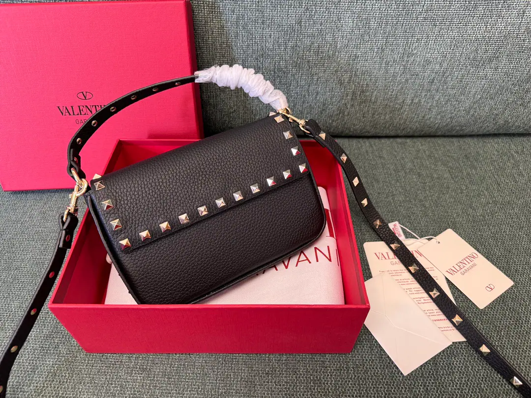 Batch. Black❤️ Valentino Valentino's envelope is a small slant bag., Handbag. With a disassemble shoulder belt., Reverse Magnetic Deleting, A shallow gold nail. Dimensions: 13.5x19x3cm Model: 3022