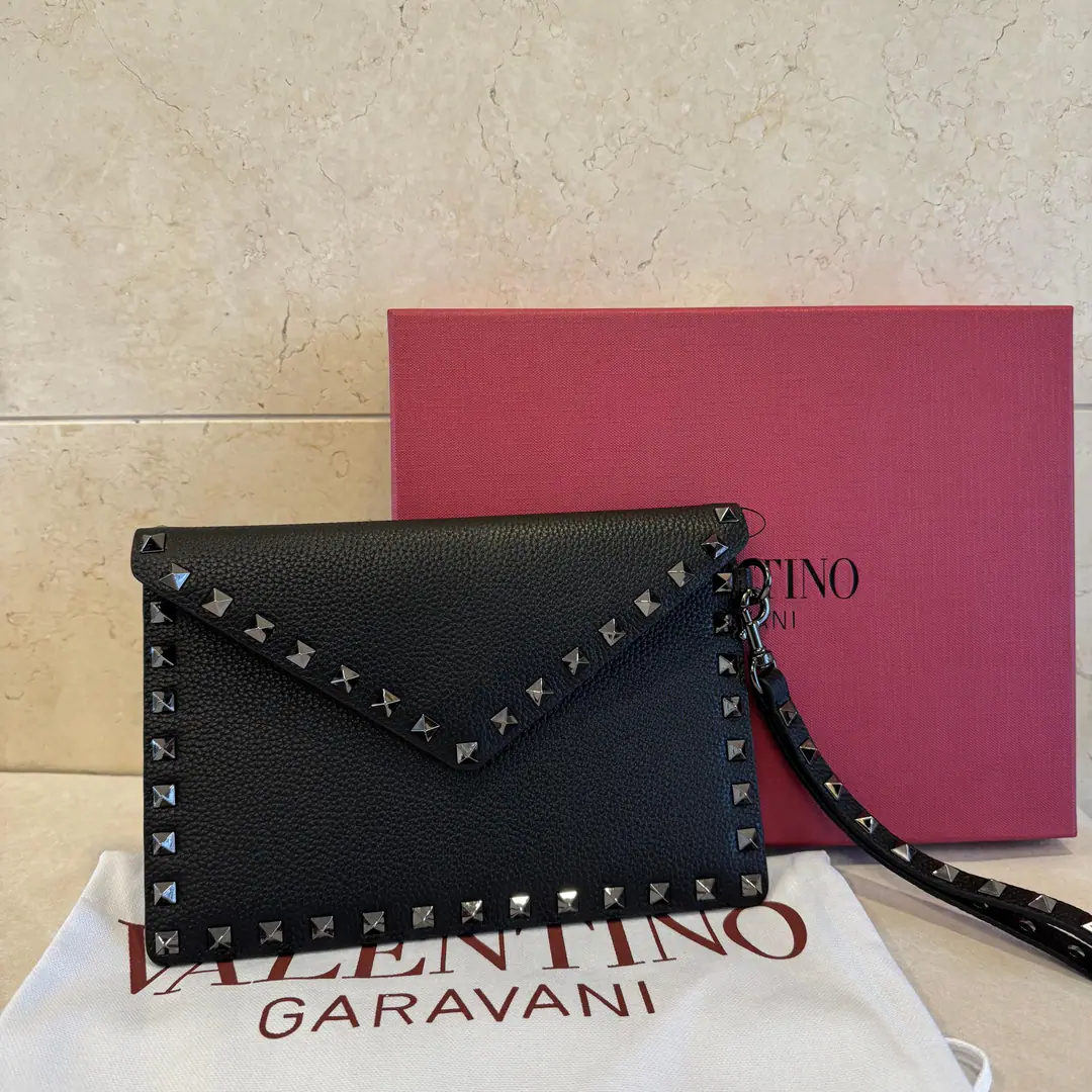 Batch. Black gun.❤️ valentino Miss Valentino's classic nails were turned over the envelope bag. Cow leather. Dimensions: 22.5x15.5cm Model:1139