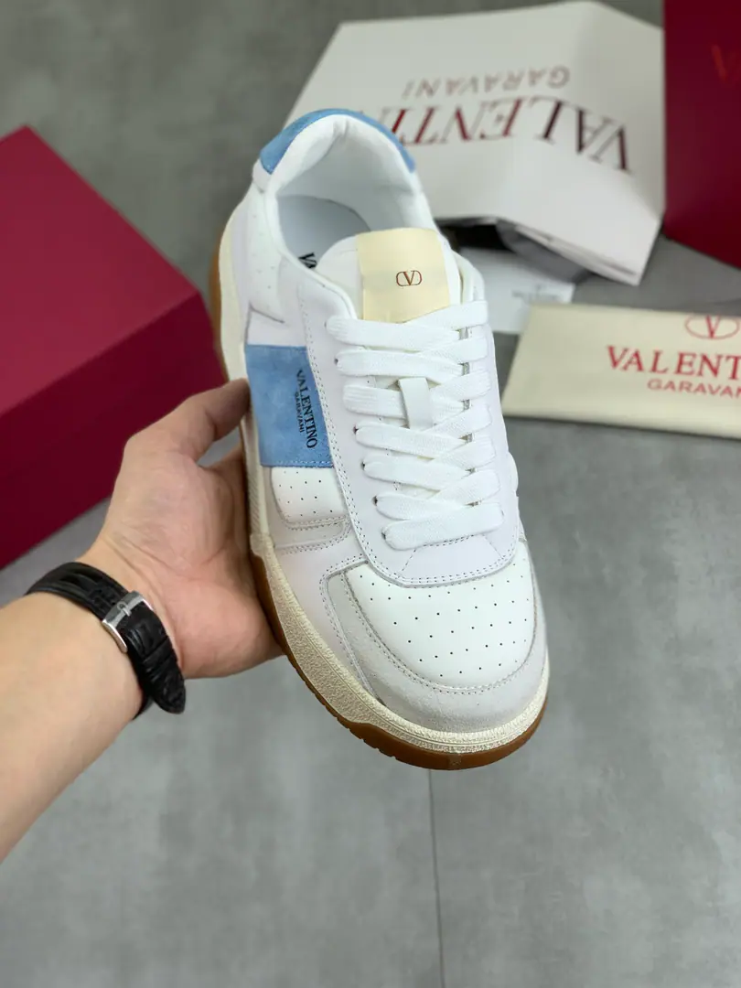 Plant prices Real value Latest ValentinoValentino.VThe new home is a young fashion. Sports shoes It's full of energy. Open-ended age The upper foot is very light and comfortable. Packaging Original procurement development Make the goods. All colors are paired with a pair of eyes. Activate the charming sunshine. Shoes design blends the tide with the everyday shape. The streets are full of feelings. Multi-Current Selection！ Fabulous.: Original Material Collation/Head-decked cow skin. Uchi.: Imported cattle skin/OriginallogoGet some sweat and gas cushions. Otsumi!: TPUThe bubble is a big fat piece of material. Branded plastic shoes. Codes: 38-46 Full package Colours: 3️⃣Colours