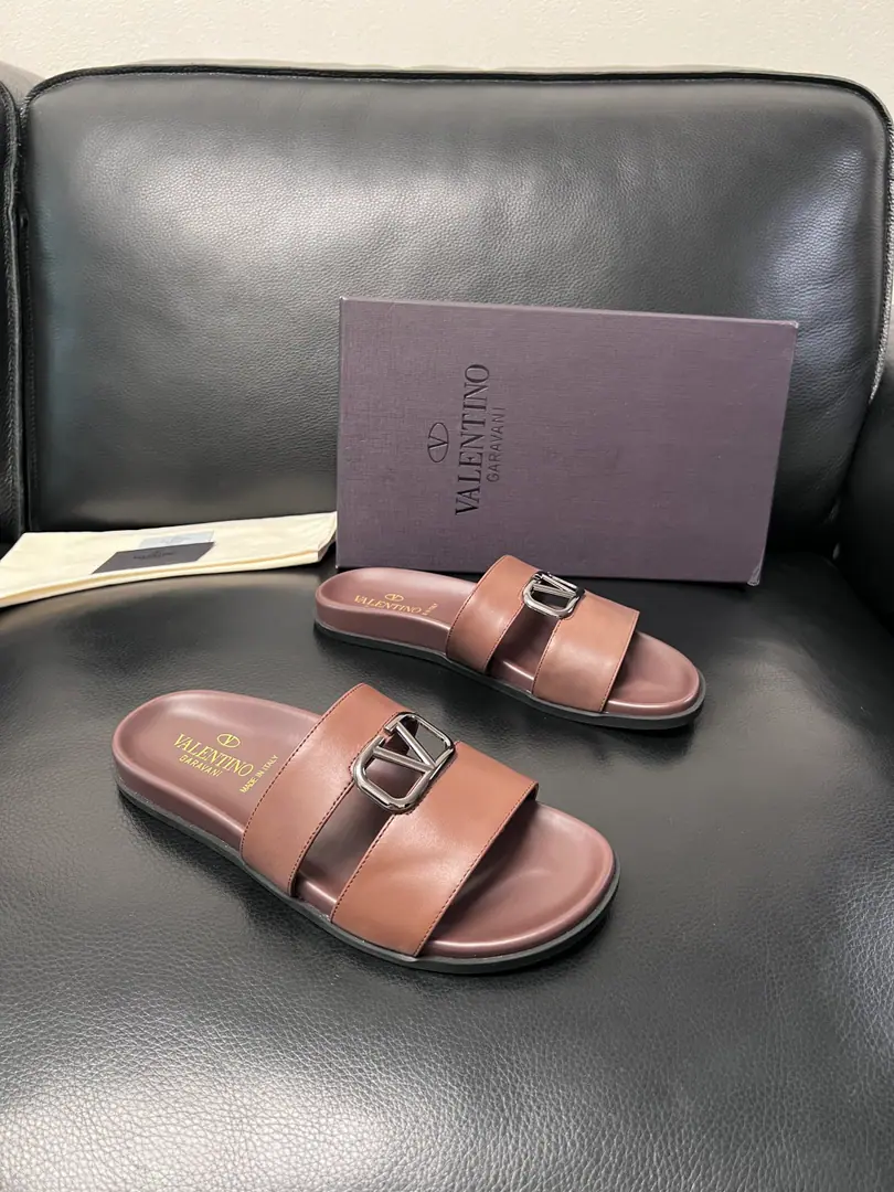 VALENTINO High Quality Top-level craft Valentino., Shoes are synchronized., Italian imports of shoes, High-quality, multi-coloured, complex crafts., The imported cattle skin is soft and comfortable., Shoes under the sole.: The original plant is used for the original base., TPUIt's super comfortable to be a sole-acting base., The original factory and the single., Codes 39-44 （Make a reservation.38 45 ）