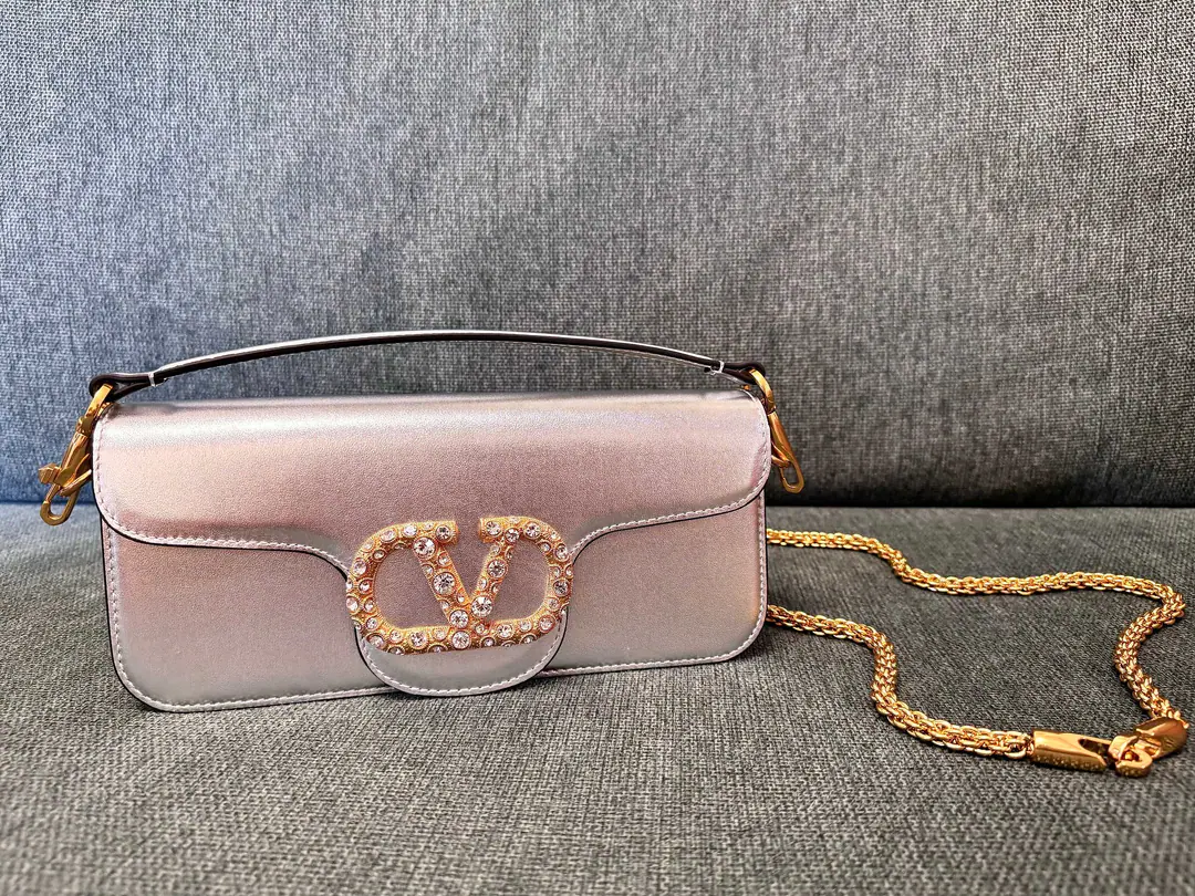 Batch. New🍃It's beautiful.！ ❤️Model: 2244▪️The paint button. Valentino Valentino's leather handbag.👜 ▪️The old effect treatment parts for the old brass. ▪️Magnetic button opening ▪️Dimensions: 27x13x6cm