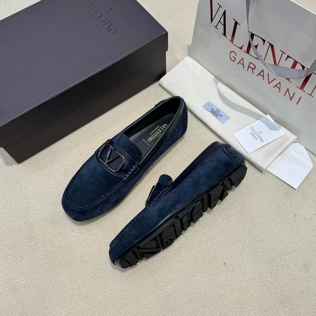 Minoru. 【VALENTINO】Valentino is a big fan of beans shoes., The network is open., The O.S.A. designed a simple, high-end atmosphere., Quality is trustworthy., Original plant configuration, Italian imports of cow flour, All imported water- dyeed cattle stubs., Shoes under the sole.: The original factory is super comfortable with the original base., The original factory and the single.🙏The upper feet are so cozy., Tide Man Customized, The first of the driving series., Codes: 38-45（46Do it.