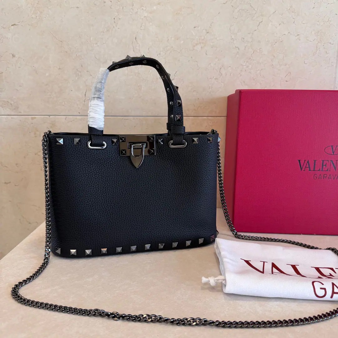 Small. SmallVTNew little handbag. Valentino Garavani Rockstud A small, small, small, small, slanted, little cattle.,The iconic hook-tocking design has been re-explored., The treatment of the nails and the fittings for the metallic process to stop the zipper pulls.: Zipper and hook-buttonable., Dismantled shoulder belts. Model: 8001 Dimensions: 23x15.5x6cm