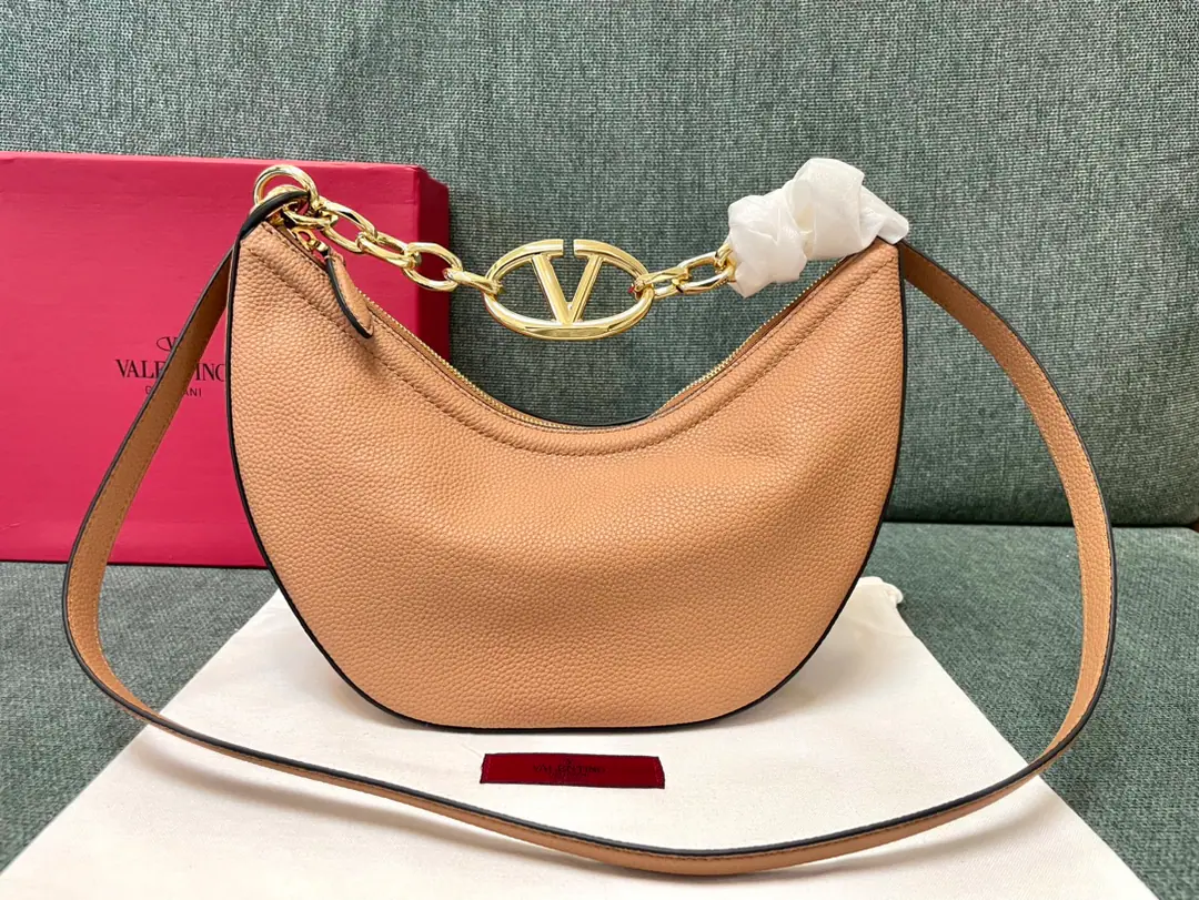 Batch. Get on the new one.: 0003❤️ Moon bag VALENTINO GARAVANI VLOGO MOONA small-size chain leather. HOBOHandbag.. I'm going to be able to get a chain and a disassemble leather shoulder., This bag is slanted and can be carried.. Gold-coloured chains and accessories -Detachable leather straps. -- We're going to pull the chain. Soft sheep liner., It's got a pocket full of a sticker. Dimensions:29x23x11cm