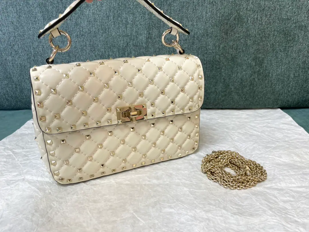 Medium. Top First List Medium-sized sheep skin. Model▪️0123 Valentino ❤️The cabinet is a classic.😘Top sheep skin., All the skin, inside and outside. Dimensions: Medium24x17x8.5cm