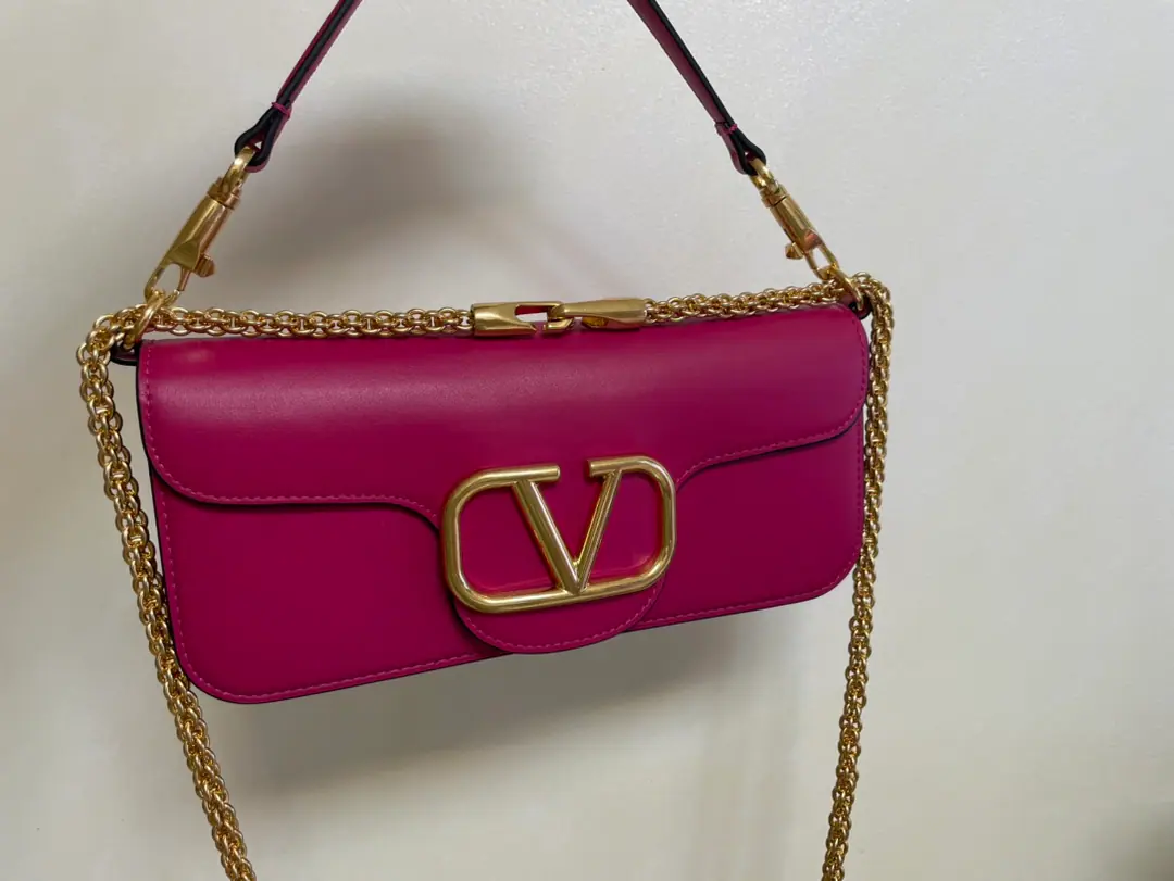 Large. ❤️Model: 1133 Maverick Valentino Valentino's leather handbag., Decorative MetalsVLogoSignacar With undreatable lifters and undrewable slide chains, ♪ And I can't bear ♪, Slash or handheld ▪️The old effect treatment parts for the old brass. ▪️Magnetic button opening ▪️Soft sheep liner. ▪️Dimensions:Kuan27xHigh13xDeep6centimetres