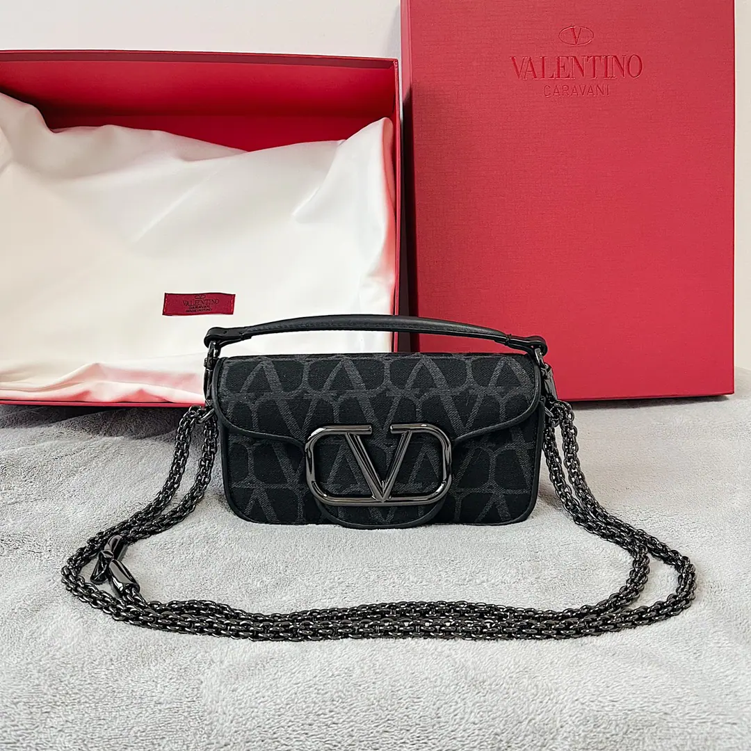 Small. Valentino Garavani VMark Mini LocòCow-skin handbag., MetalVLogo SignatureDetails With undreatable lifters and undrewable slide chains, ♪ And I can't bear ♪, Slash or handheld, gold-based redeployments Magnetic button opening Soft sheep liner. Back pocket., Internal open pockets., In the soft sheep skin line. Rib height (The middle of the shoulder belt to the top of the body vertically): 55 centimetres Dimensions: Kuan 20 x High 11 x Deep 5 centimetres Italian manufacture Commodity number: 2W0B0L97JSQJ4A Model: 1133s