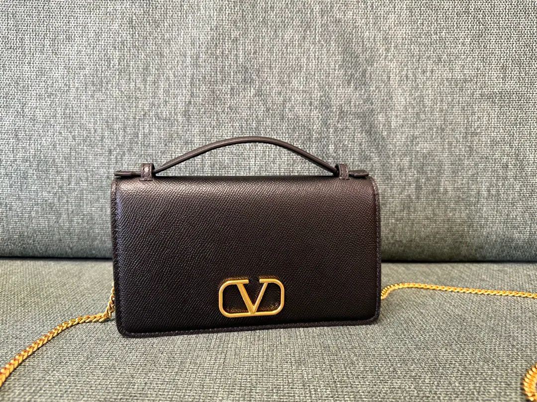 Batch. 👛Valentino Garavani VRINGI'm gonna make a fortune. WOCThe palms of the oxen are made of fine skin., Wake up to the goal.VWordLOGOGold button., But the handy., The chain can be broken., The cap is equipped with an intruded button., Built multilayer, Internal Tags. Paragraph: 2068 Dimensions: 19*4*10.5cm