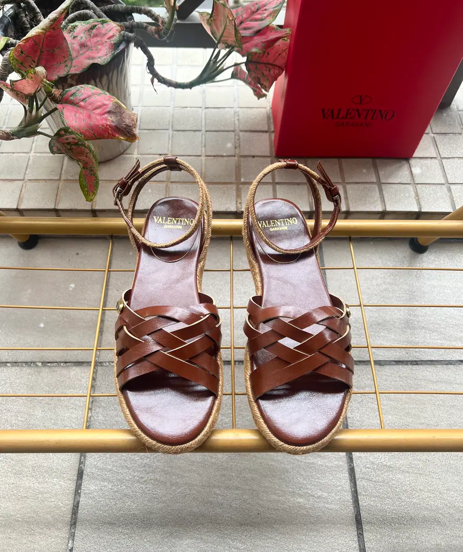 Valentino Garavani /Valentino. Roundhead knittingVI'll take a new sandal.🩴Fishermen's shoes. VThe gold pin logo. ppShit. He's tall.2cm Rubber Bottom Italian manufacture 36-41