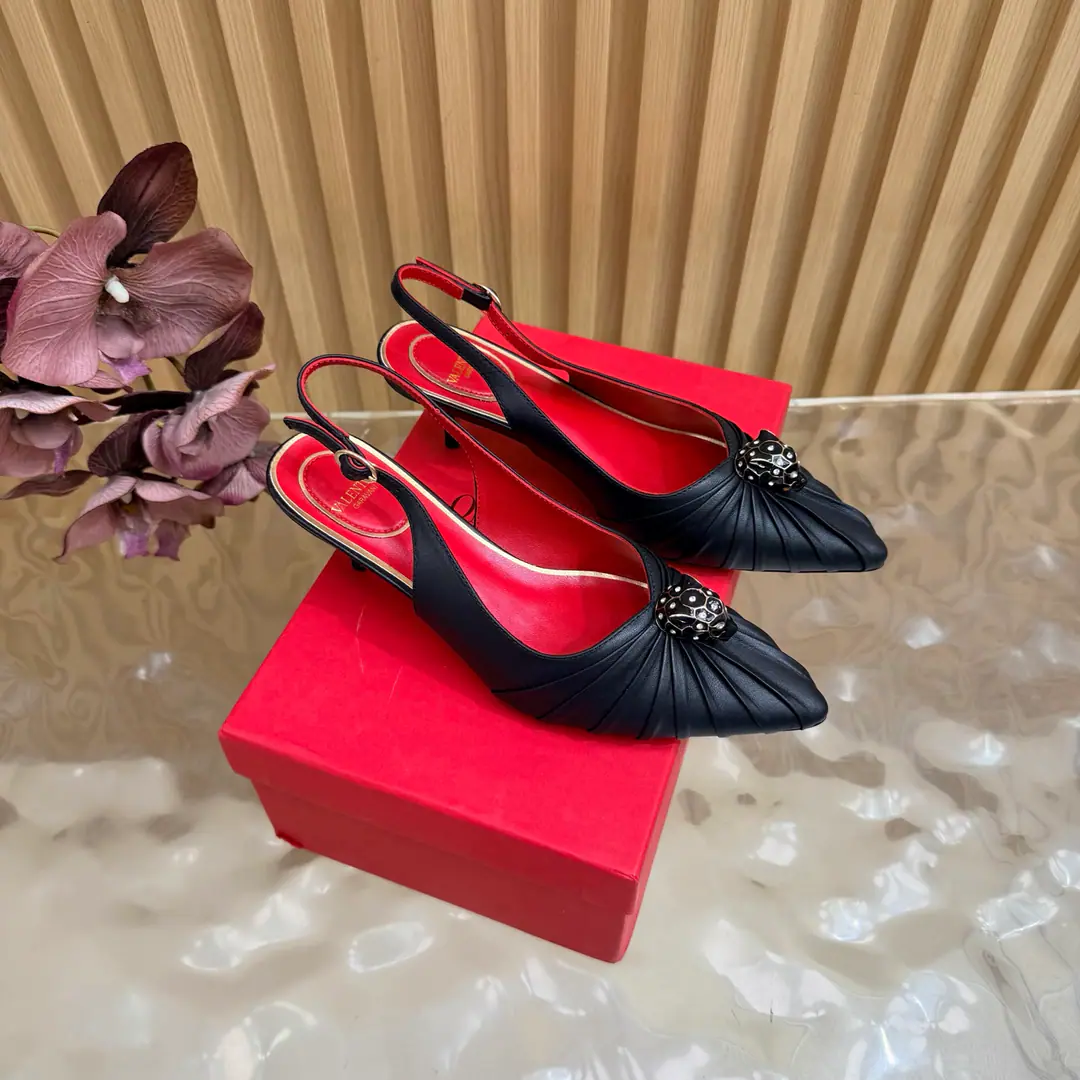 Valentino High heels💗Loved sandals. A beautiful quality.⚠️ It's a great match., Wear it any season.💜 Valentino is a new fashion charm. To continue the super high and design., I'm a big fan of the world's famous fans. The million fans are showing their love., Best sales at sea and abroad The domestics are out., Top Version Candy color., Every color is beautiful. Shoe.: Bullskins. Uchi.: Import of sheep skin Shoes under the sole.: That's a big one. He's tall.: 5cm Packaging: Full original package Codes: 36One.42Code（40, 41, 42I'm not gonna change.）