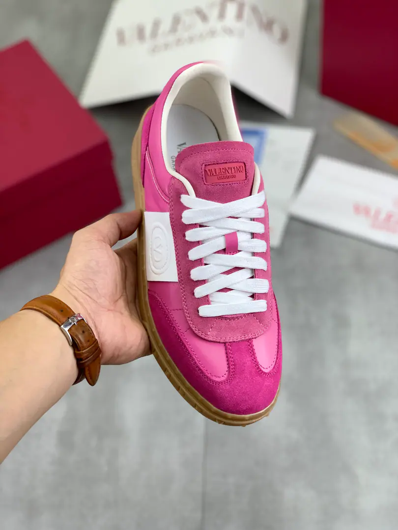 Plant prices Real value Couple money. ValentinoValentino. 2025/UPVILLAGE A couple's leisure sports shoes. 🆚Professional high-end, Perfect time., Quality is first class., Use all originals1:1Material production, I'm the only one who's got a role model.！ 🎁Full cabinet high end packaging ✔️Fabulous.:The High-Sight Bull. ✔️Otsumi!:TPUThe material is the bottom of the material. ✔️size:Women35-40Men39-45（Women41Men38.46Freeze!） 🆚All details1:1Customize, To be perfect.！