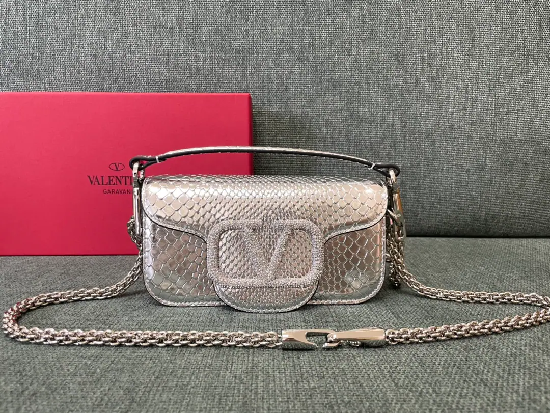 Small. Valentino Garavani MINILOCCow-skin handbag., MetalVLogo SignatureDetails With undreatable lifters and undrewable slide chains, ♪ And I can't bear ♪, Slash or handheld Magnetic button opening Model▪️1133SSnake. Size of the trumpet: 20x 11x5cm
